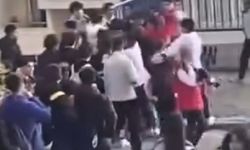 İzmir Buca'da sokak ortasında meydan muharebesi! Onlarca öğrenci birbirine girdi