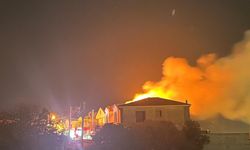 İzmir Çeşme'de lüks villadan yükselen alevler gökyüzünü sardı!