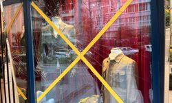 İzmir'de görülmemiş olay: Vitrini kafasıyla tuzla buz etti