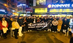 İzmir'de yağmur altında adalet çağrısı: "Bilge Kağan Şarbat serbest bırakılsın!"