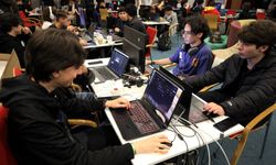 İzmir’de 77 genç bir gecede kendi oyununu yaptı