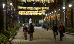 İzmir'in yeni yıl ışıkları görenleri büyülüyor