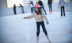 Kültürpark ve Bostanlı’da buz keyfi! İzmir’de kış coşkusu pistte yaşandı