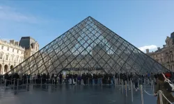 Louvre Müzesi’nde su sızıntısı skandalı! 400 nadir kitap hasar aldı