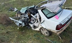 İzmir Menderes'te iki otomobil kafa kafaya çarpıştı! 1 ölü, 1 yaralı