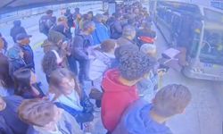 Cevizlibağ metrobüs durağında korkunç anlar: Bayılan kız metrobüsün önüne düştü!