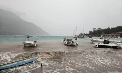 Akbük Koyu’nu fırtına vurdu: İskeleler yıkıldı, tekneler battı!