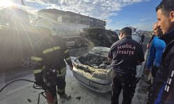 Seyir halindeki araç alevlere teslim oldu