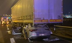 Çevreyolu’nda korkunç kaza! Tırın altına giren otomobilde 2 ölü, 1 ağır yaralı