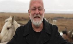 Sanatçı Onur Akın'ın talihsiz anları: Klip çekimi esnasında at çarptı!