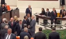 Meclis'te CHP lideri Özgür Özel'le AK Parti arasında ayaküstü Manisa zirvesi!