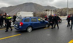 Ehliyetsiz sürücü 30 dakika kaçtı, polis lastiklerden vurdu