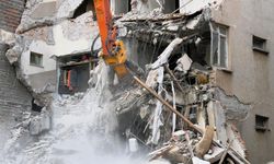 Sındırgı’da deprem sonrası yıkımlar sürüyor: Riskli yapılar bir bir ortadan kaldırılıyor