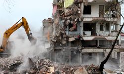 Depremin izleri siliniyor: Sındırgı’da yıkım ve temizlik çalışmaları hızlandı