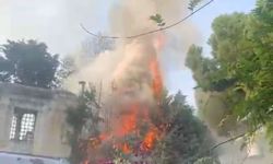 Sultanahmet'te korku dolu anlar: Yangın tarihi camii duvarlarına sıçradı!