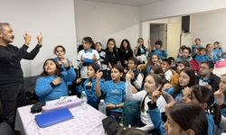 Tire'de müzikle hayat kurtaran eğitim: Çocuklar 'Umut ol insana' şarkısını söylüyor