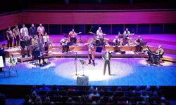 7’den 77’ye İzmir aynı sesi söyledi! Barış Manço şarkılarıyla büyüleyen gece