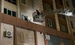 Üçüncü kattan çarşafla indiler, çıkıntıda yakalandılar!