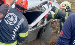 Yağışlı hava can alıyordu! Denizli'de takla atan otomobilden iki kişi kurtarıldı