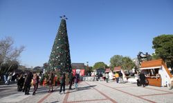 Zühtü Işıl Meydanı ışıl ışıl: Karşıyaka’da yılbaşı coşkusu!