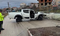 5 metreden alt yola düştü! Arazi aracı duvara çakıldı