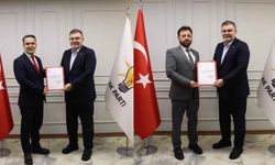 Kadro değişimi gündemdeydi: AK Parti Güzelbahçe ve Bayındır ilçe başkanlarına yetki belgesi takdim edildi!
