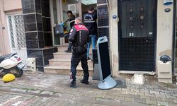 Annesini korumak için saldırganla boğuştu: Emlak ofisinde hareketli dakikalar!