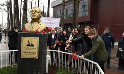 Uğur Mumcu Çiğli’de karanfillerle anıldı