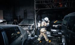 İzmir Buca'da oto deposu alevlere teslim oldu!