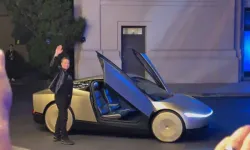 Direksiyon ve pedal tarih oluyor: Elon Musk direksiyonsuz Tesla’yı tanıttı