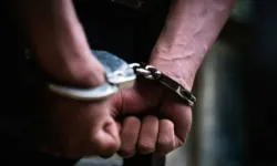 Karabağlar polisi günlerce izledi! Uyuşturucu kuryesi suçüstü yakalandı