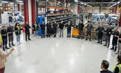 Anlaşma sağlandı, işçiler fabrikada halayla kutladı!