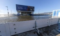 İzmir’de fırtına alarmı: Kordon’daki set sistemi taşkını önledi