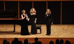 İzmir’de dakikalarca ayakta alkışlandılar! Bu konserin hikayesi göz doldurdu