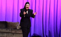 İzmir’de kahkaha tufanı! Yasemin Sakallıoğlu AASSM’yi salladı