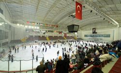 İzmir’de karne sevinci buz pistine taşındı! Binlerce öğrenci tatili buzda geçirdi