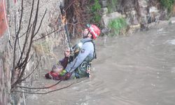 İzmir'de sele kapılan vatandaş son anda kurtarıldı! Nefes kesen operasyon