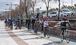 İzmir’de "Umuda pedal": Görme engellilerin bilgiye erişimi için 100 bisikletli yollara düştü!