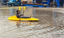 Su baskınını fırsata çevirdi, kanoyla çocukluk hayalini gerçekleştirdi!