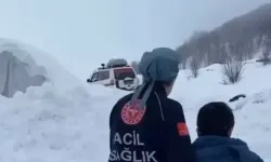 Karla kaplı köy yolunda 7 yaşındaki çocuk hastaneye böyle ulaştırıldı!