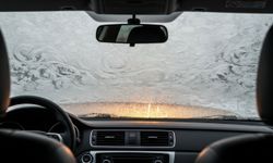 Kış sabahlarının kabusu tek hareketle çözülüyor: Buz tutan araba camı için mucize yöntem