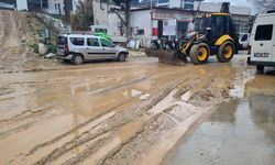 Kuşadası’nda sağanak sonrası sel: Belediye ekipleri seferber oldu