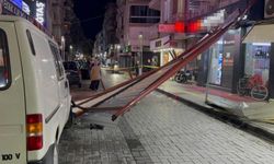 Turgutlu’da kuvvetli rüzgar çatıyı uçurdu