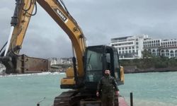 Kuşadası’nda iskelede facia! Fırtına 3 işçiyi denize sürükledi