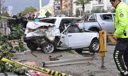 Pikap yayalara daldı, apartmana girdi! Ödemiş’te can kaybı