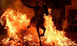 İspanya’da ateşle sınav! Kutsanan atlar alevlerin arasına sürüldü