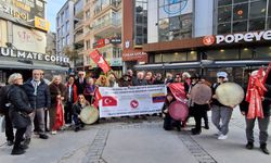 Aktivist sanatçılar İzmir’de Amerika’yı adeta tefe koydu!