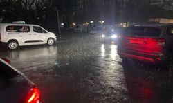 Alarm verilmişti! Sağanak İzmir’i vurdu, Bayraklı’da yollar göle döndü