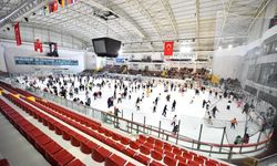 Yarıyıl tatilinde buz pisti ücretsiz! İzmir’de öğrenciler buzla buluşuyor