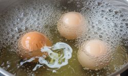 Yumurtayı haşlarken çatlatma sorunu bitti: Kaynama suyuna bir tane atmak yetiyor